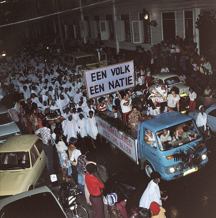 Feiernde Menschenmassen in einer Straße bei Nacht
