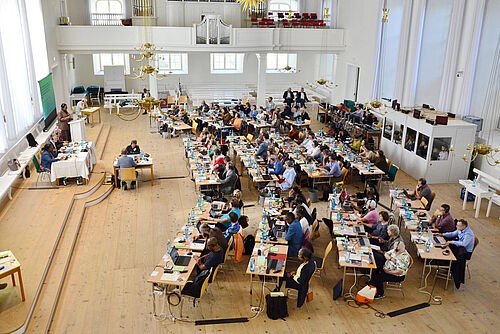 Blick von der Empore in den Kirchensaal auf die tagende Synode