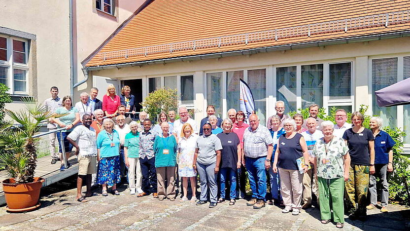 Gruppenbild der Teilnehmer:innen der diesjährigen Tagung der Herrnhuter Missionshilfe