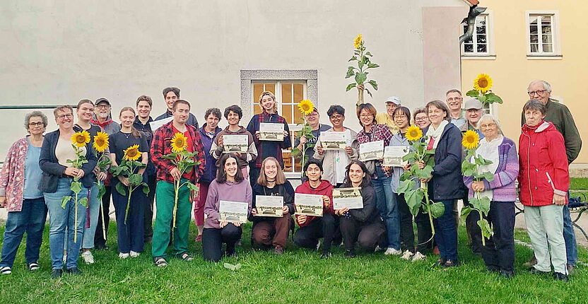 Gruppenfoto mit den Teilnehmerinnen und Teilnehmern und Gemeindemitgliedern