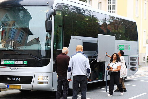 Zwei Frauen am Bus, nachdem das Gepäck verstaut wurde.