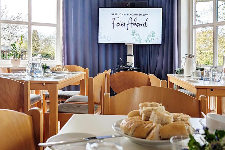 Neugnadenfeld: Blick in den Kleinen Saal mit gedeckten Tischen