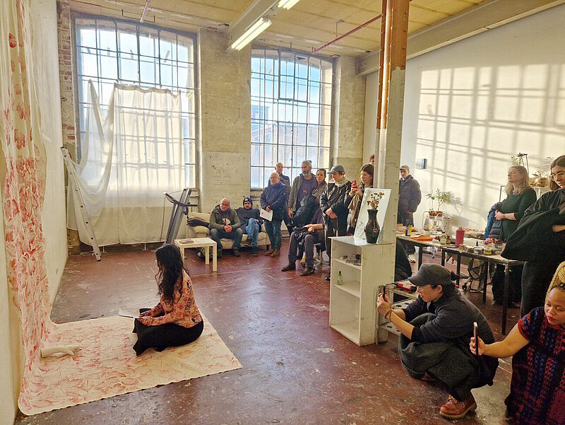 Teilnehmerinnen und Teilnehmer bei der Präsentation der Kunstwerke in der Alten Spinnerei in Leipzig