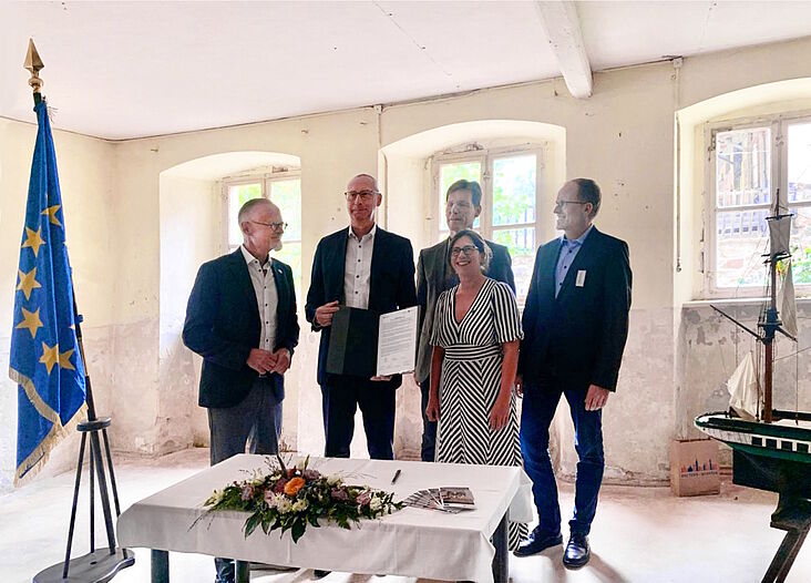 Die Erstunterzeichner (v. l. n. r.): Dr. Uwe Koch (Präsident Europa Nostra Deutschland), Karsten Vogt (Oberbürgermeister Bautzen), Lutz-Wolfram Reiter (Schwesternhaus Kleinwelka e. V.), Kathrin Uhlemann (Oberbürgermeisterin Niesky), Wieland Menzel (EBU)