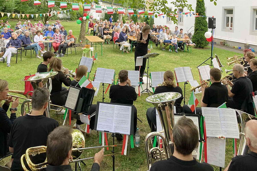 Bläserchor spielt bei der italienischen Nacht
