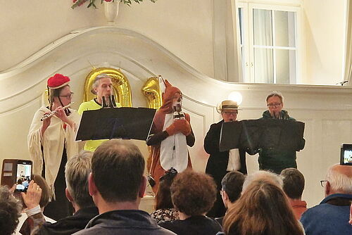 Flaschenkonzert mit Flötenunterstützung beim Bunten Abend.