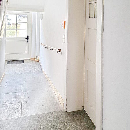 Blick in den Flur mit dem barrierefreien Zugang zur Wohnung