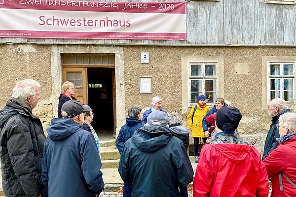 Die Tagungsteilnehmer bei einer Führung durch die Siedlung