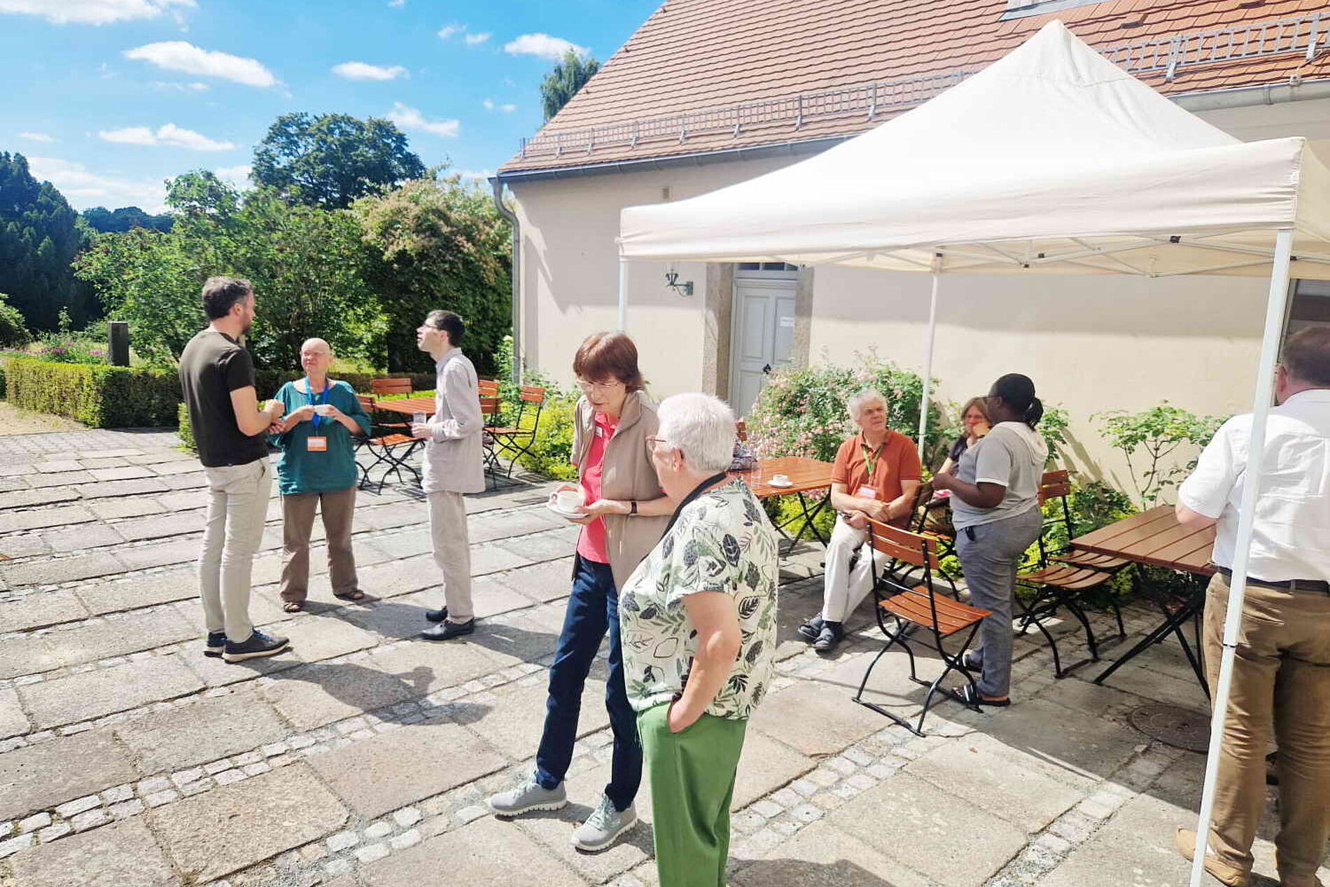 Teilnehmer:innen während der Pause im Gespräch