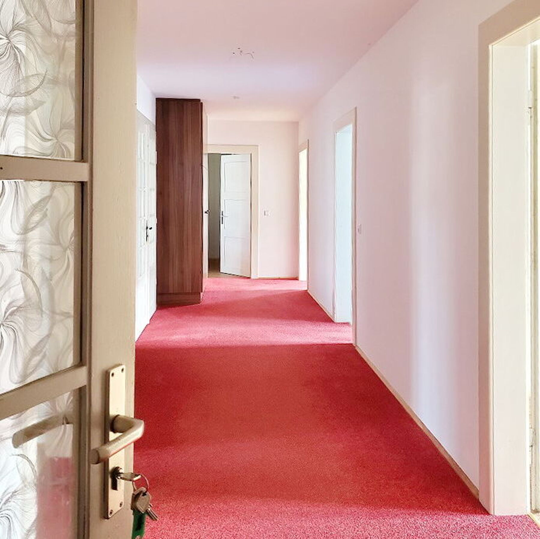 Blick in den Flur durck die geöffnete Wohnungstür