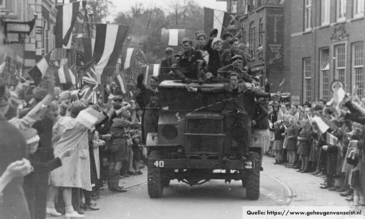 Jubel bei der Befreiung von Zeist durch die Kanadische Armee.