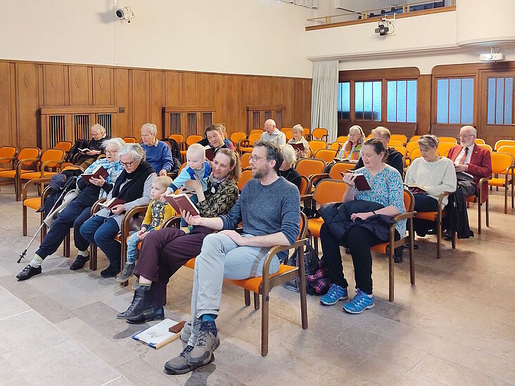 Teilnehmerinnen und Teilnehmer des Losungslesertreffens in der St.-Anna-Kapelle in Zürich