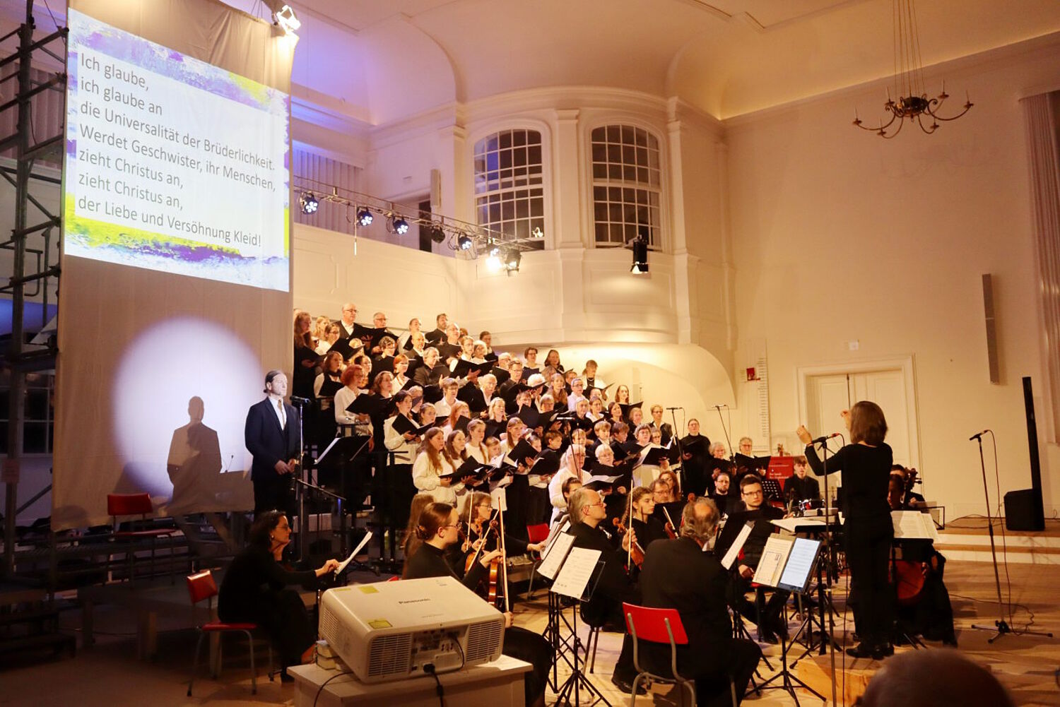 Gesamtansicht des Chores und Orchesters mit der Dirigentin Christiane Rönsch.
