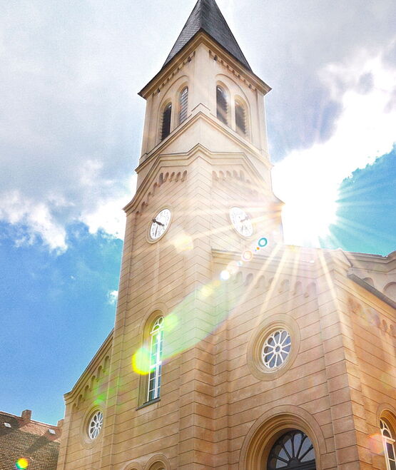 Kirchturm des Kirchensaales in Niesky mit Sonnenschein