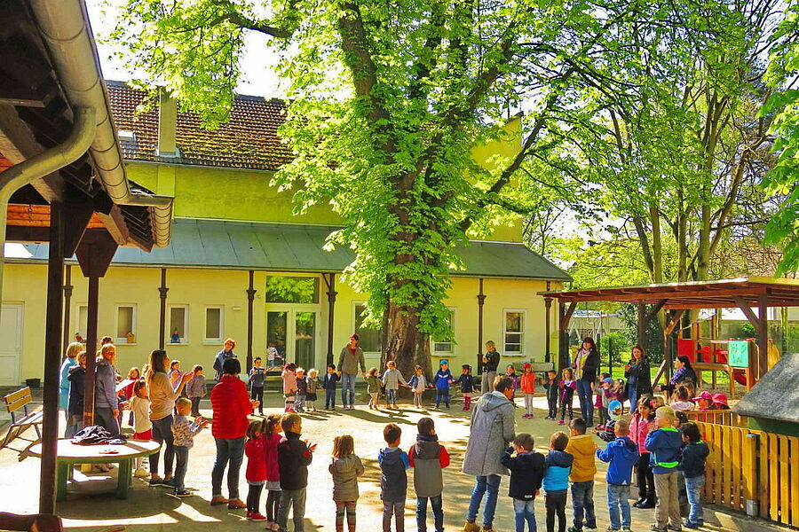 Kinder im Hof des Kindergartens