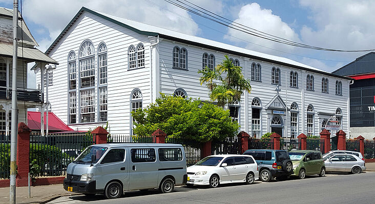 Weiße Holzkirche ohne Kirchtürme