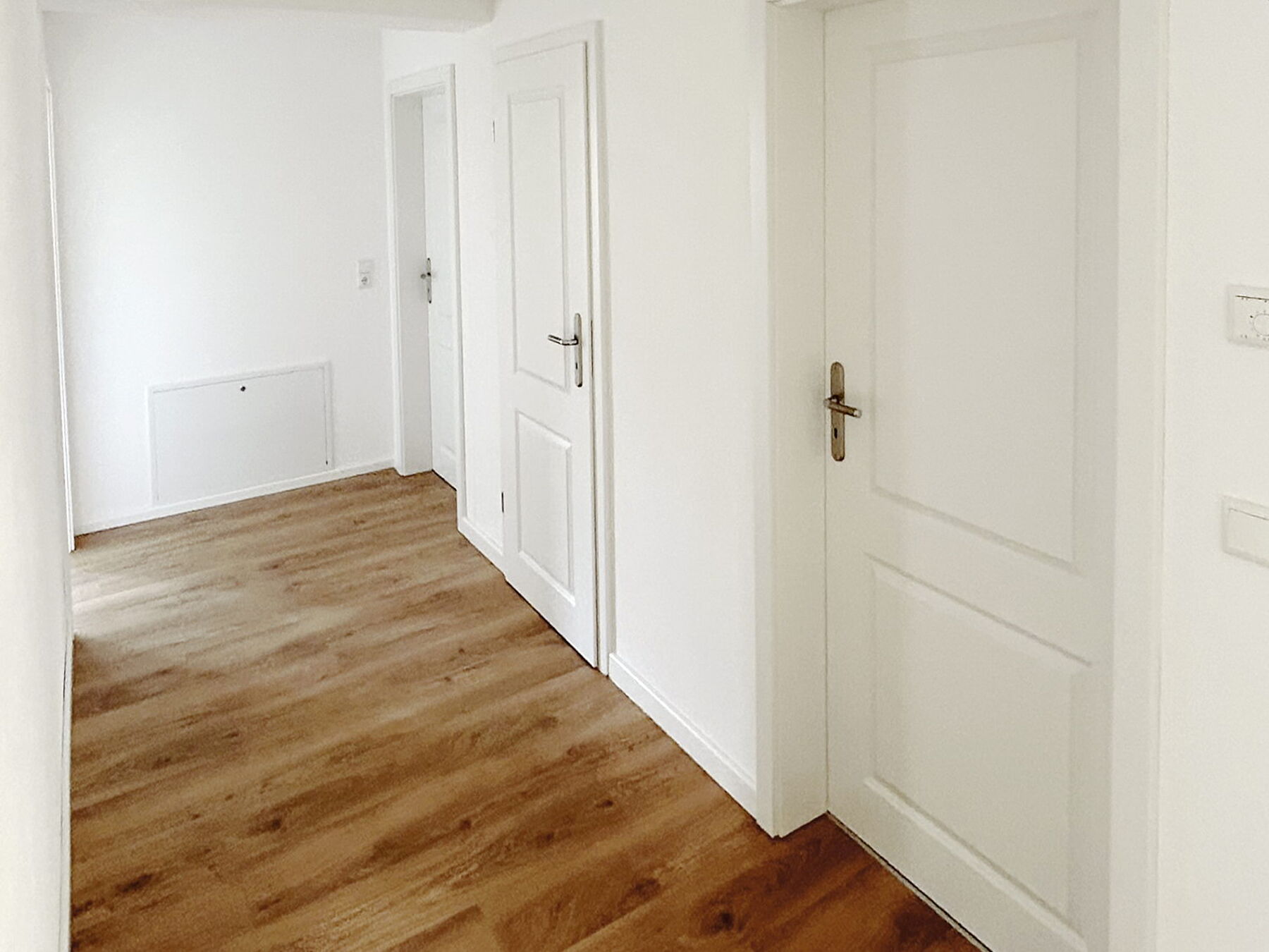 Flur mit Blick in hinteren Wohnungsteil