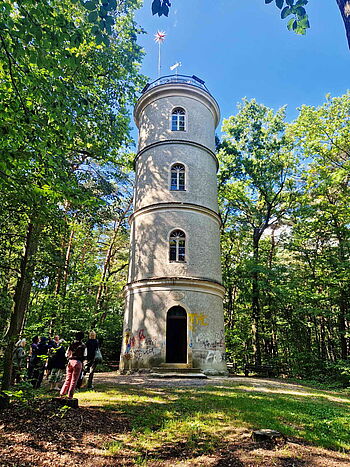 Die Gruppe steht am Fuße des Wartturms in Niesky