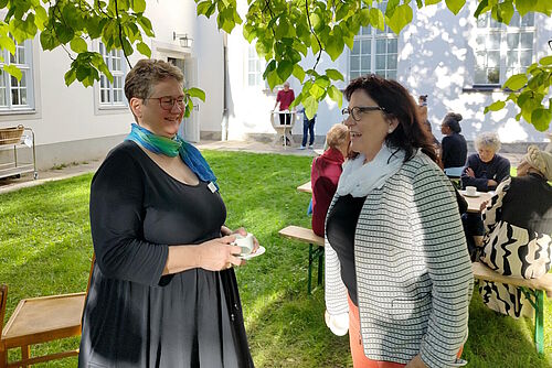 Gespräch im Kirchgarten zwischen Erdmute Frank und Sonja Rönsch