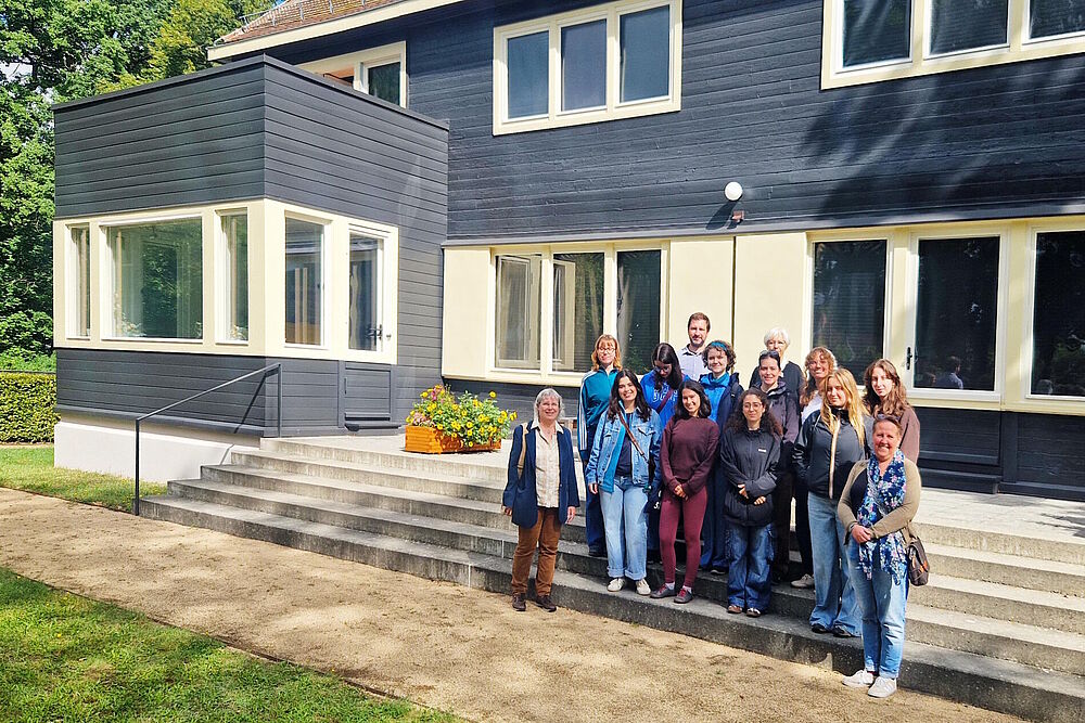 Gruppenbild der European Heritage Volunteers vor dem Konrad-Wachsmann-Haus
