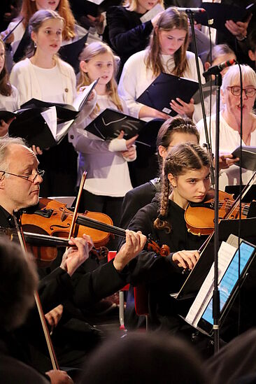 Ein Geiger und eine junge Geigerin als Teil der Musiker