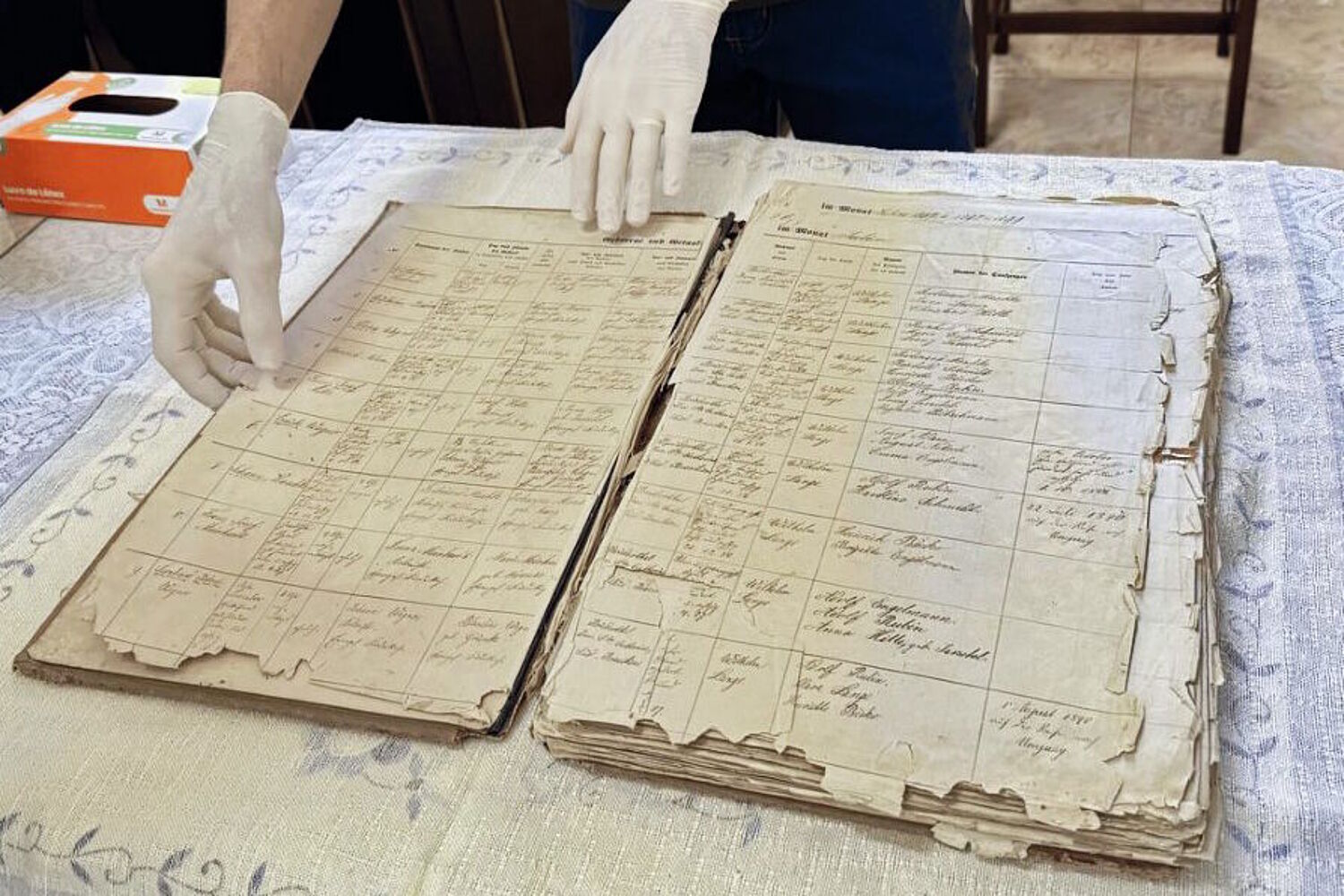 Kirchenbuch von 1886 geöffnet auf einem Tisch liegend.