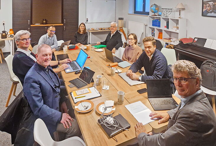 Teilnehmerinnen und Teilnehmer des Rundfunkausschusses um einen Tisch sitzend.