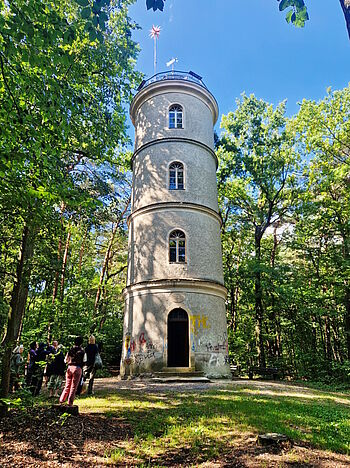 Die Gruppe steht am Fuße des Wartturms in Niesky