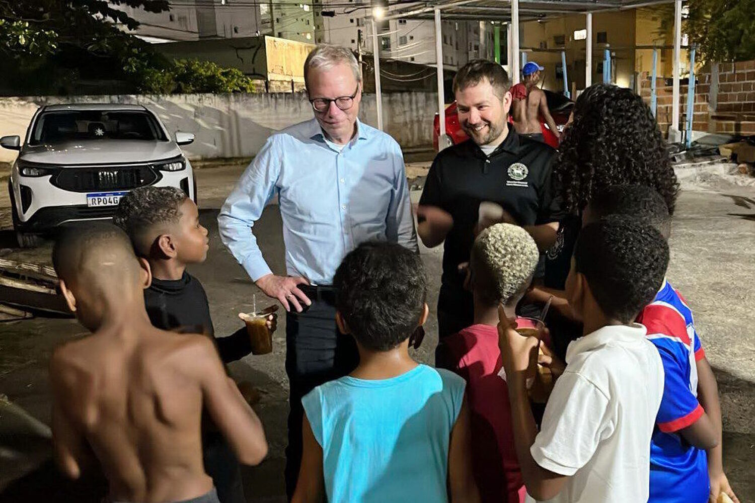 Br. Bøytler und Br. Rabbach in Salvador zusammen mit Kindern aus dem Ort
