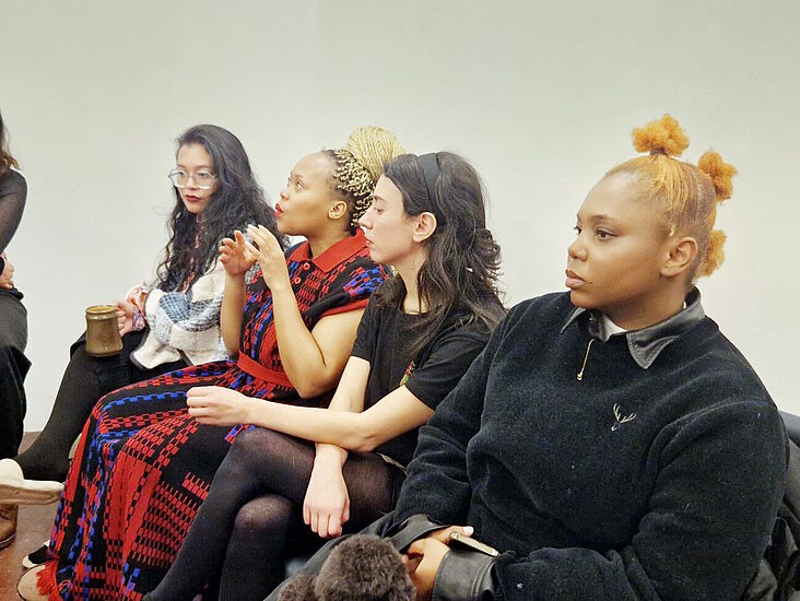 Nolwazi Mbali Mahlangu Lillian Munuo sitzend zwischen den anderen Teilnehmerinnen