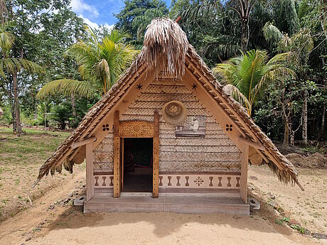 Historische Marron-Hütte verziert mit Schnitzereien im Binnenland