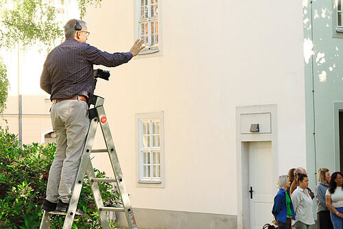 Fotograf auf Leiter