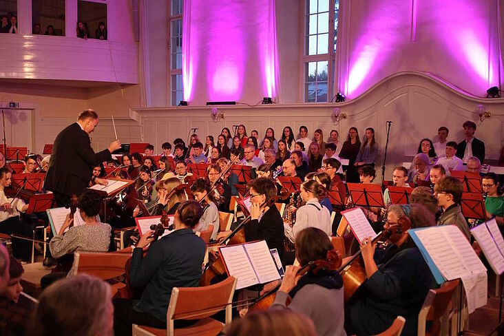 Chor und Orchester mit Schülern und Schülerinnen im Kirchensaal Königsfeld