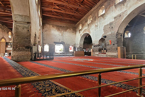 Gebetsraum der Moschee mit rotem Teppich