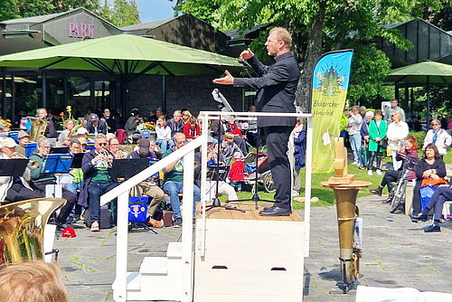 Jens Bauer dirigiert den Bläserchor