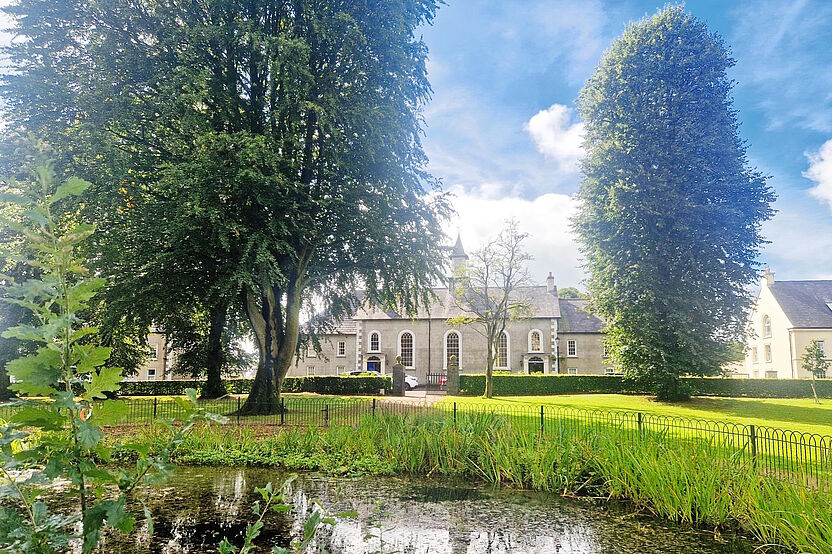 Kirche in Gracehill mit Teich auf dem zentralen Platz im Vordergrund