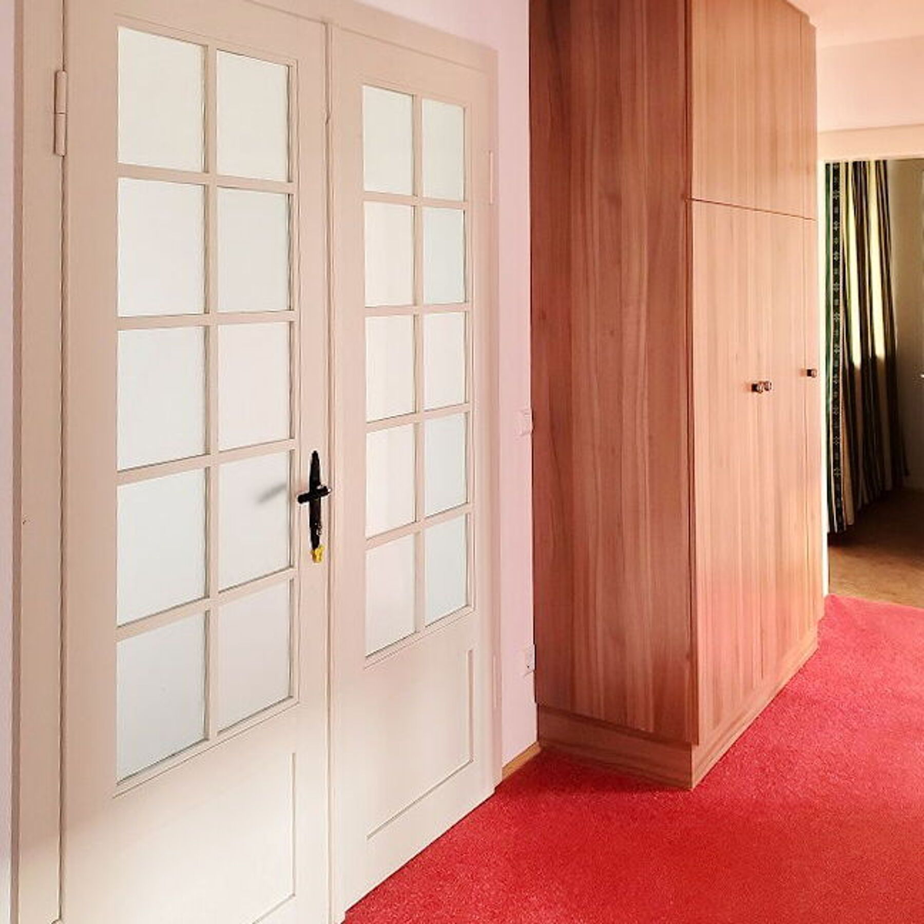 Flur mit Einbauschrank und Eingang zum Wohnzimmer