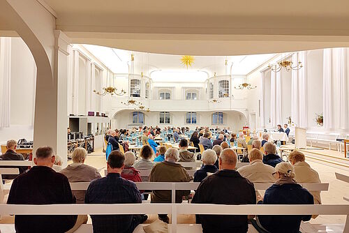Blick in den vollen Kirchensaal in Herrnhut