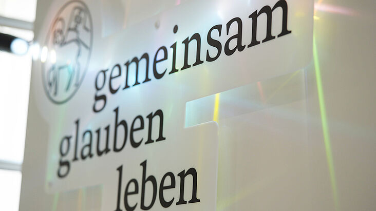 farbig beleuchteter Titel in der Ausstellung