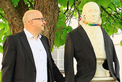 Die Zinzendorf-Büste im Kirchgarten Herrnhut wurde mit einen Jacket bekleidet.