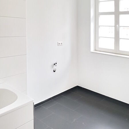 Blick in das barrierefreie Bad mit Wanne links im Bild