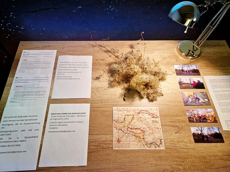 Dokumente zur Karibikküste liegen auf einem Holztisch