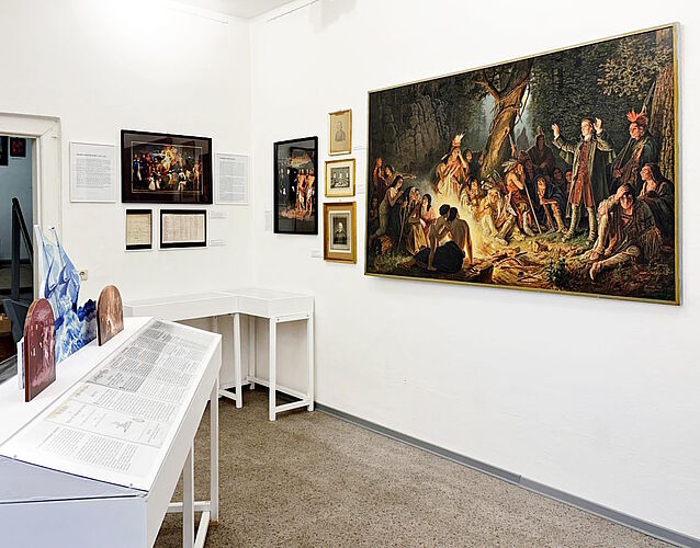 Blick in die Ausstellung "Go West!" des Heimatmuseum mit Gemälde „David Zeisberger predigt den Indianern“ von Alfred Bernert 