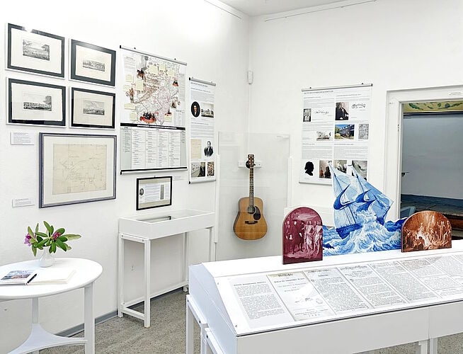 Blick auf die andere Seite der Ausstellung "Go West!" des Heimatmuseum wo eine Gitarre hinter Glas zu sehen ist