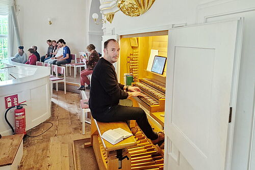 Traugott Fünfgeld an der Orgel