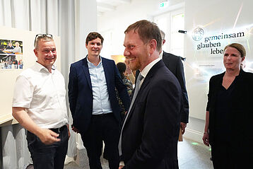 Bürgermeister Willem Riecke, Conrad Clemens, Michael Kretschmer, Friederike Hansell in der Ausstellung