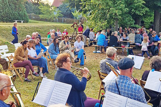 Im Vordergrund der Bläserchor der Herrnhuter Brüdergemeine, im Hintergrund die Gäste des Volksliederabends.