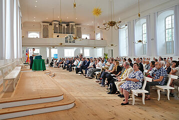 Blick in den gut besetzten Herrnhuter Kirchensaal