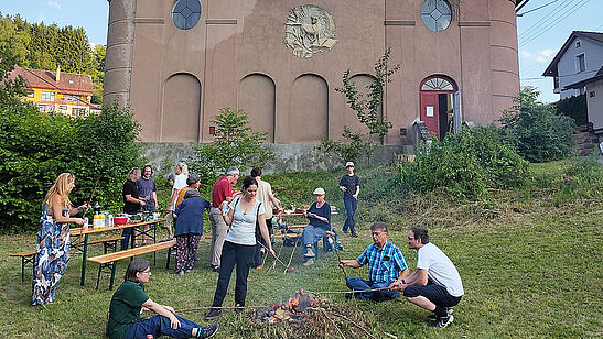 Lagerfeuer im Kirchgarten von Železný Brod