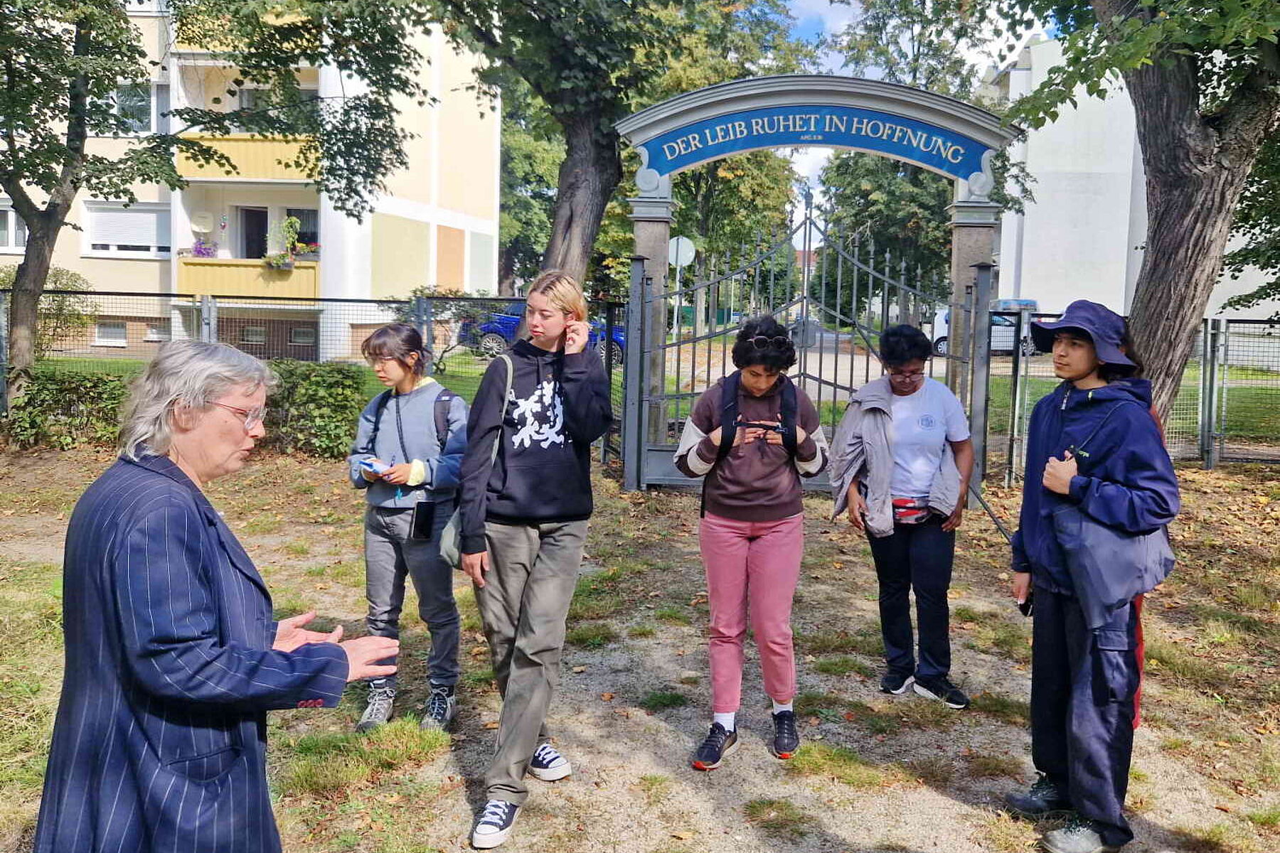 Die Gruppe der European Heritage Volunteers besucht mit Schwester Pietsch den Gottesacker